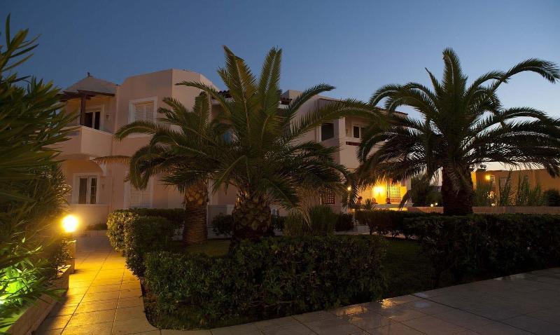 Hotel Caretta Beach Йеранион Экстерьер фото